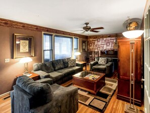 Een smart-tv, een open haard, een dvd-speler en boeken