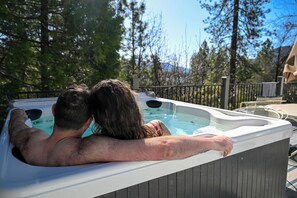 Outdoor spa tub - NEAR YOSEMITE: Bass Lake Cabin: Hot Tub, Lake View,  Pet Friendly (Bass Lake)