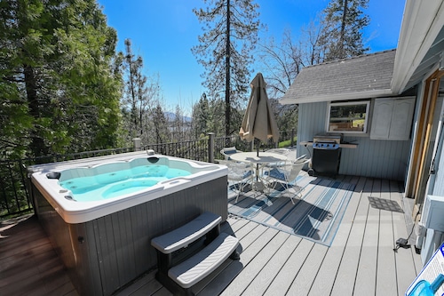 NEAR YOSEMITE: Bass Lake Cabin: Hot Tub, Lake View, Pet Friendly