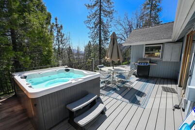 NEAR YOSEMITE: Bass Lake Cabin: Hot Tub, Lake View,  Pet Friendly