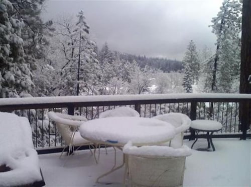 NEAR YOSEMITE: Bass Lake Cabin: Hot Tub, Lake View,  Pet Friendly