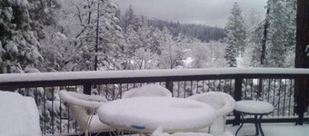 NEAR YOSEMITE: Bass Lake Cabin: Hot Tub, Lake View,  Pet Friendly