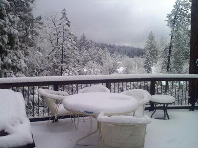 NEAR YOSEMITE: Bass Lake Cabin: Hot Tub, Lake View,  Pet Friendly