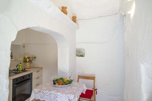 Fridge, oven, stovetop, coffee/tea maker - Authentic And Lovely Trulli In Monopoli’s Countryside (Monopoli)