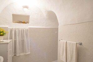 Shower, hair dryer, towels, soap - Authentic And Lovely Trulli In Monopoli’s Countryside (Monopoli)