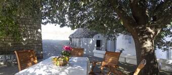 Autentisk og dejlig Trulli i Monopolis landskab