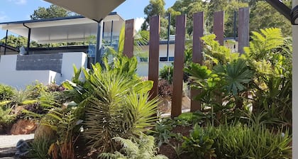 Self contained studio guest house, pool, great location Smithfield, Cairns