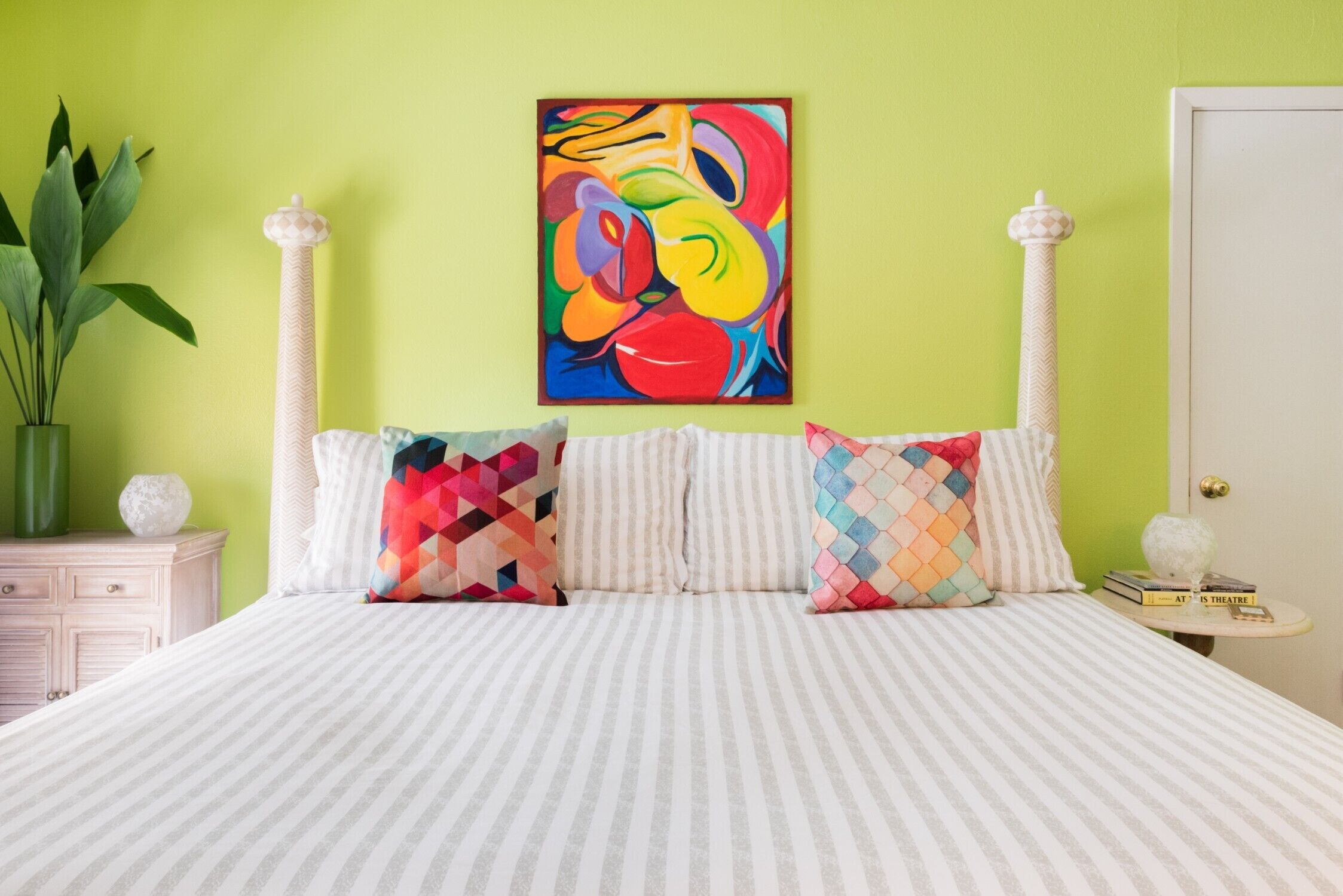 1 chambre, matelas mémoire de forme, bureau, fer et planche à repasser