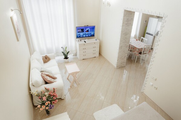 Flat-screen TV, books - Apartment Opera Theatre  (Odesa)