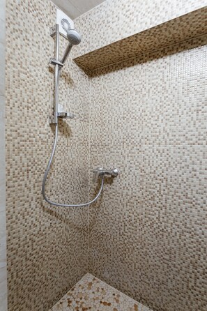 Shower, hair dryer, bidet, towels - Apartment Opera Theatre  (Odesa)