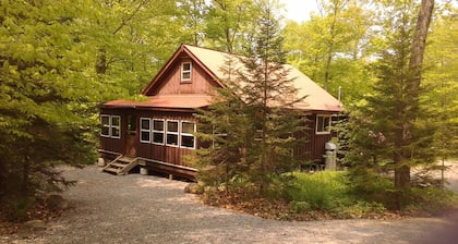 NICE täysin kalustettu hiljainen ADIRONDACK CAMP "UNCAS ROAD CABIN FOREST"