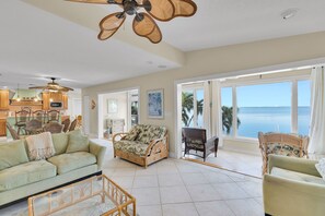 LED-televisio, DVD-soitin, pöytäjalkapallopöytä, kirjoja