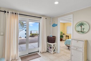 4 bedrooms, iron/ironing board, WiFi, bed sheets - Ocean Front Modern Home (Summerland Key)