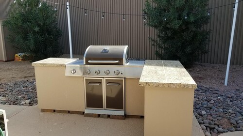 Private Heated Pool & Spa - Putting Green - Huge Back Yard - Great Location 