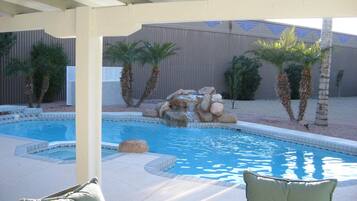 Una piscina al aire libre, una piscina climatizada