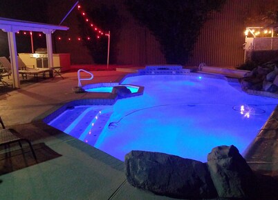 Private Heated Pool & Spa - Putting Green - Huge Back Yard - Great Location 