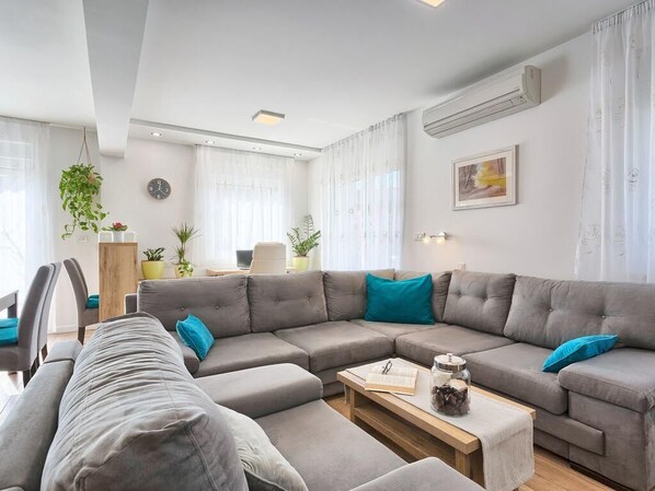 Smart TV, stereo, computer monitors