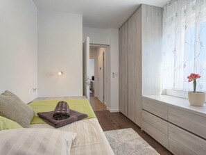3 bedrooms, desk, iron/ironing board, WiFi