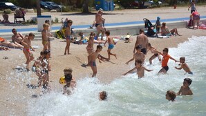 A beach scene with people playing in the water and on the sand. - Entire house just for you! (Pula)