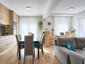 Smart TV, stereo, computer monitors