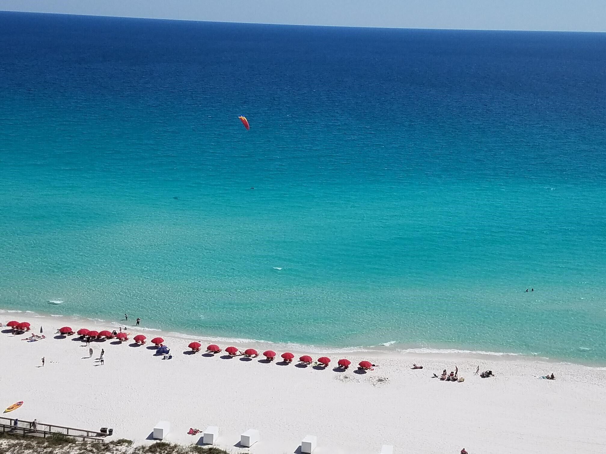 En la playa y camastros 