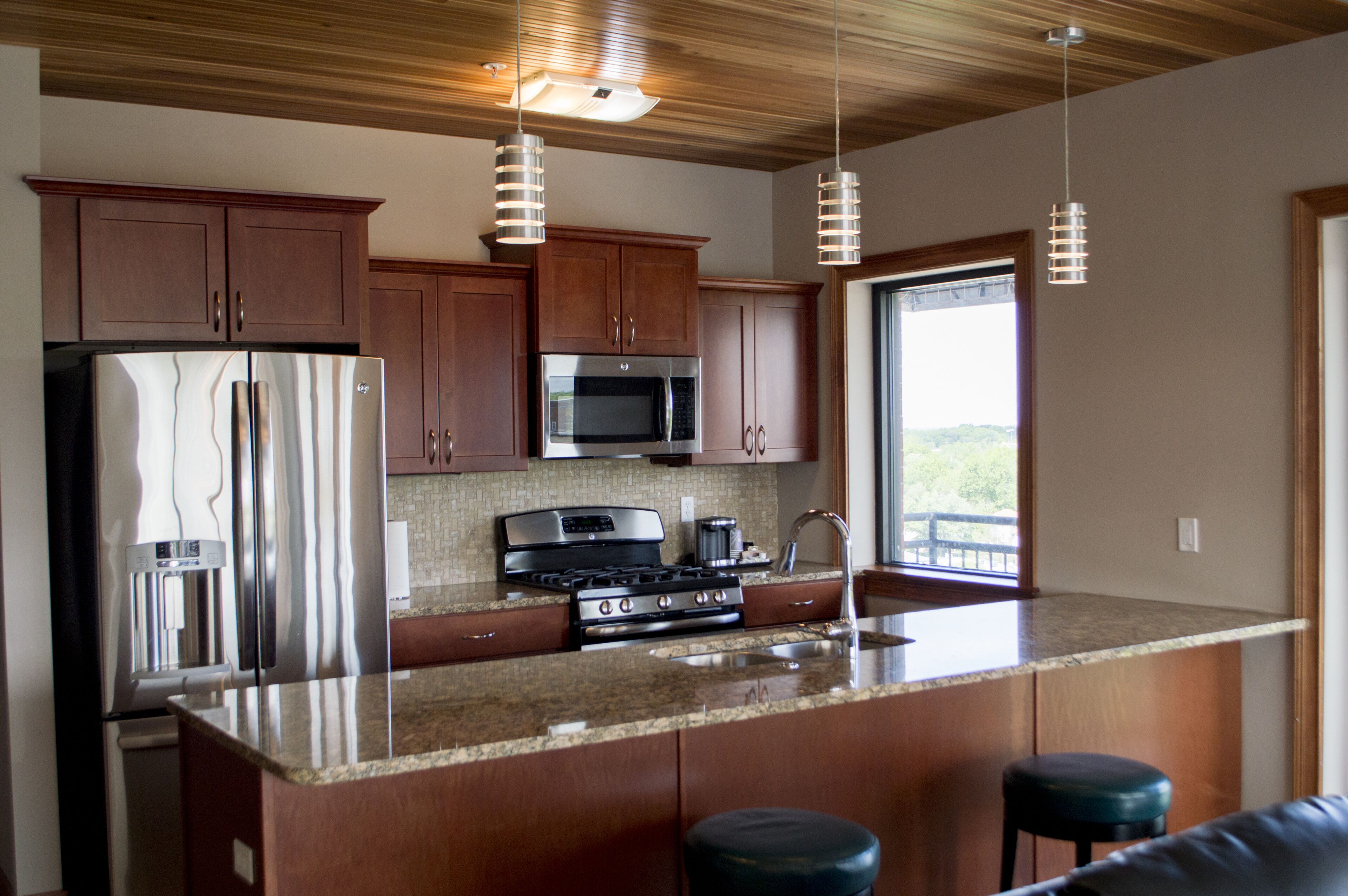 Jääkaappi, mikroaaltouuni, uuni, liesi