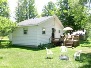 Outdoor dining - Pet Friendly  - No Cleaning Fee - 5 Min. From Crystal Mountain Resort (copemish)