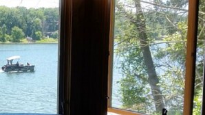 A view of a lake with a boat in the distance. - 3 Bedroom Cottage on Long Lake (Hastings)