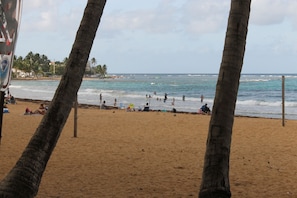 Playa en los alrededores y toallas de playa