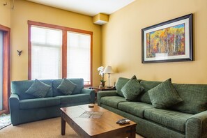 TV connectée, cheminée, jeux vidéo, baby-foot