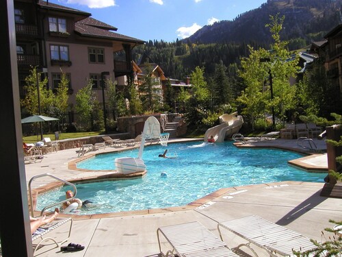 Solitude Resort ski in/out. 1 bedroom + den. Eagle Springs East #103. Sleeps 5.