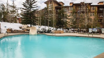 Een buitenzwembad, een verwarmd zwembad