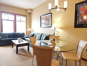 TV connectée, cheminée, jeux vidéo, baby-foot