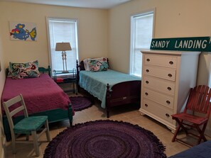 2 bedrooms, free WiFi, bed sheets - 2 Bedroom, second row beach cottage .  (Cedar Island)