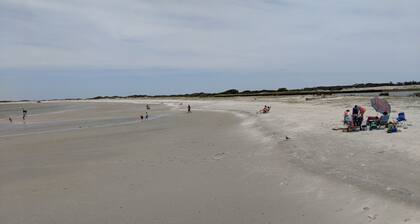 2 makuuhuoneen, toisen rivin rantamökki.