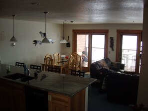 Fernseher, Kamin, DVD-Player, Videothek