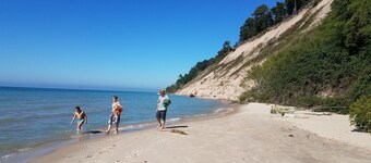 One Bedroom Loft Apartment - five minutes to Crystal Mt resort  Pet friendly