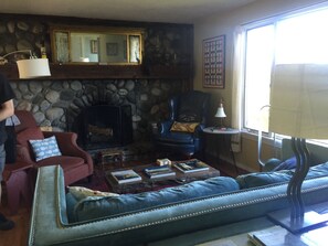 Smart TV, fireplace, Netflix, DVD player