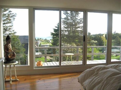 Monhegan Island Retreat - Spacious with 4 bedrooms and gorgeous ocean views.<br>