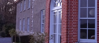 Lower Apartment - Galway's CastleHacket House Lower West Wing