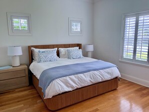 4 soverom, skrivebord, strykejern/-brett og reiseseng for barn