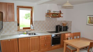 ماكينة لصنع القهوة/الشاي، ثلاجة، ميكروويف، فرن