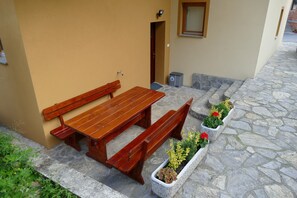 Outdoor dining - Charming apt in beautiful Soča valley (Zatolmin)
