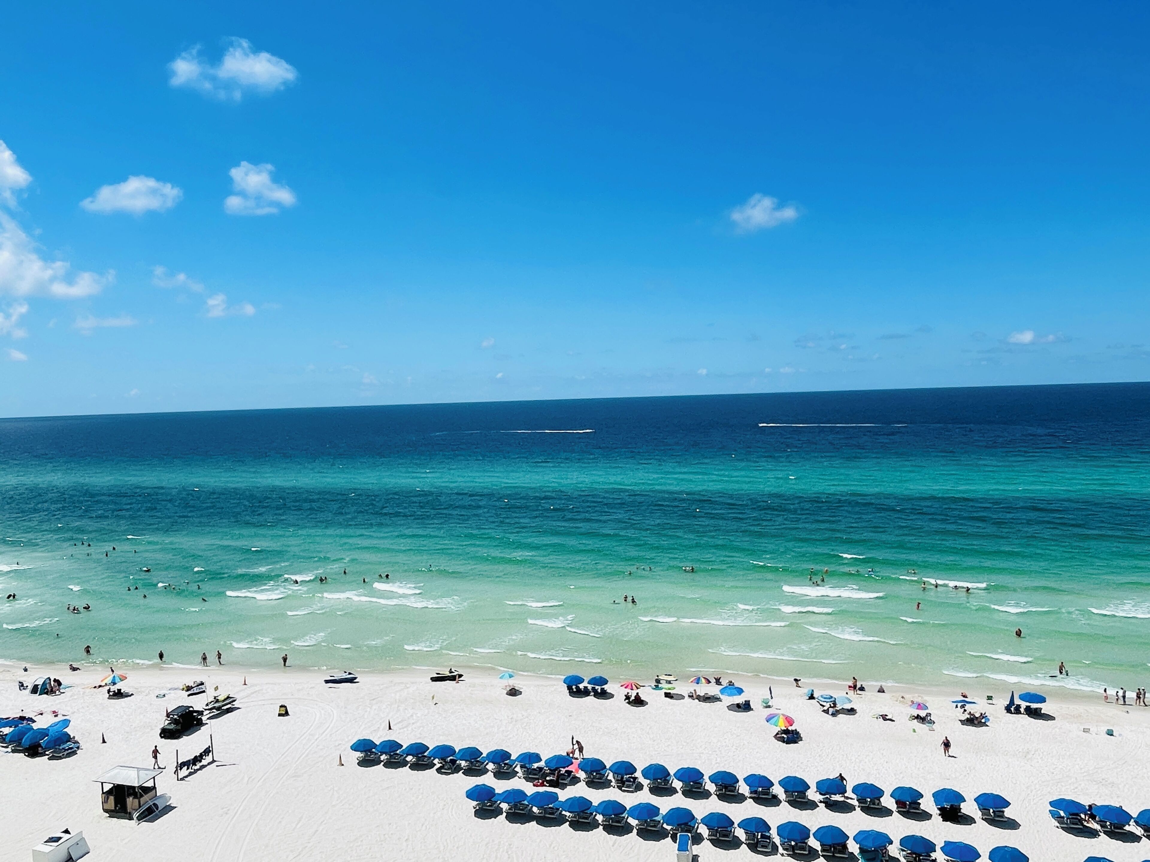 En la playa y sombrillas 