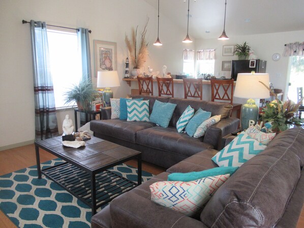 Flat-screen TV, fireplace, DVD player, books