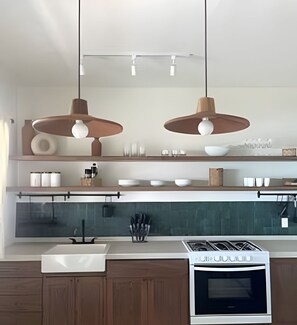 Frigorífico, microondas, horno y cafetera o tetera