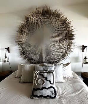 2 dormitorios, tabla de planchar con plancha, ropa de cama