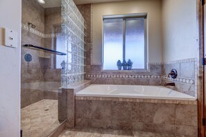 Ensemble douche/baignoire, sèche-cheveux, serviettes fournies, savon