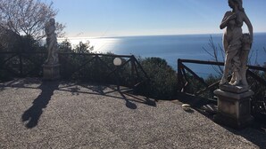 Una estatua con vistas a la costa.
