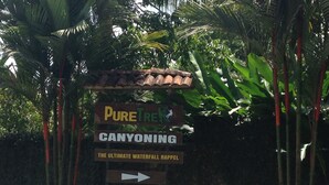 Señal para Pure Trex Canyoning, que indica una cascada.